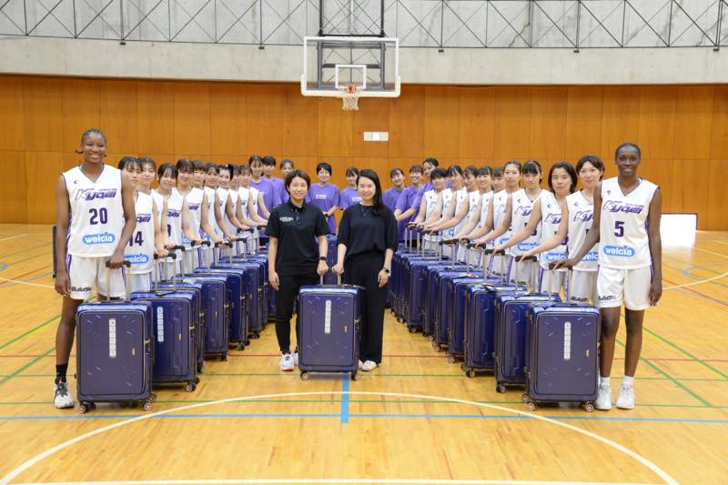 埼玉県春日部市の私立共栄大学 女子バスケットボール部「SUNCOLORS」へスーツケースを協賛いたしました。